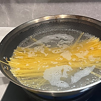 口蘑鸡腿青酱意面的做法图解6