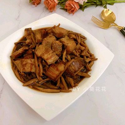  可口不油腻的下饭菜！金针菜焖五花肉