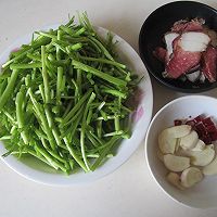 腊肉炒泥蒿的做法图解3