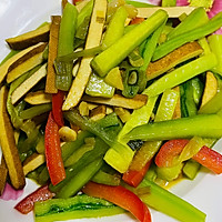 #轻食三剑客 嗨吃不怕胖#白灼三色黄瓜彩椒豆干的做法图解3