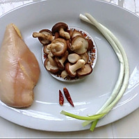 鲜掉牙的冬菇炒肉片的做法图解1