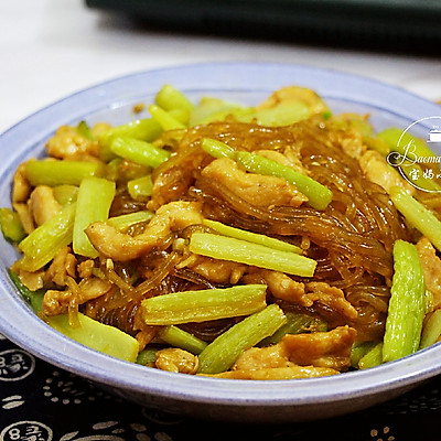 宅家提高免疫力~芹菜鸡肉炒粉条