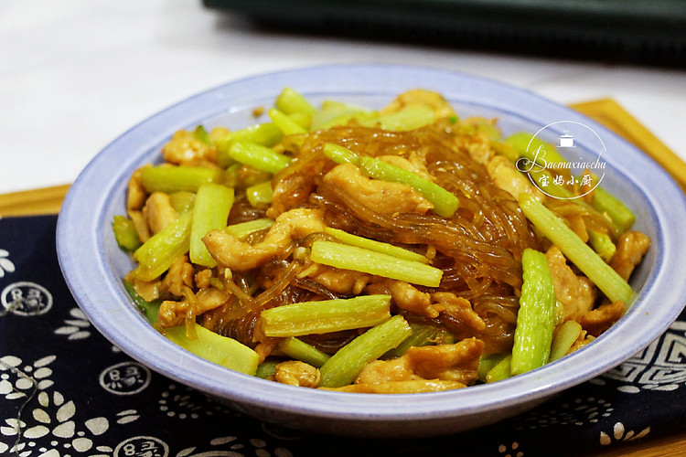 宅家提高免疫力~芹菜鸡肉炒粉条的做法