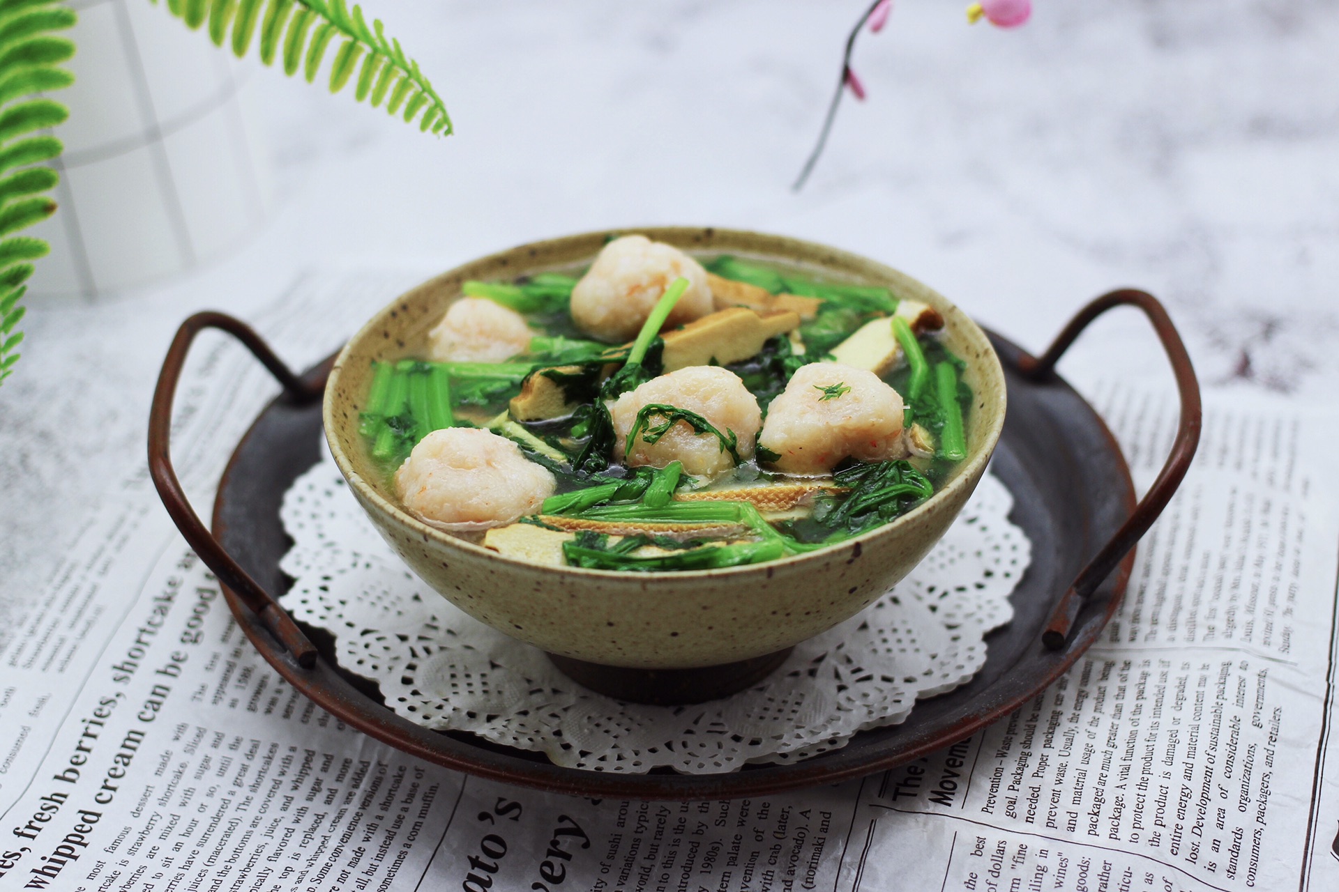 Chrysanthemum soup with dried bean and shrimp