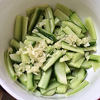 蒜香小黄瓜的做法图解1