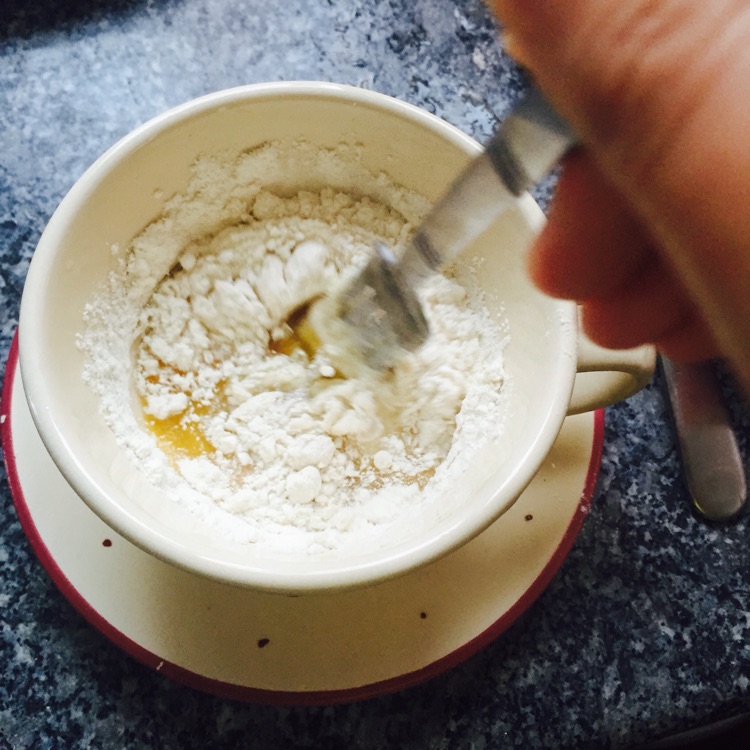 微波炉杯子蛋糕的做法图解4