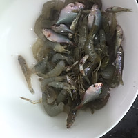 韭菜青椒炒河虾的做法图解1