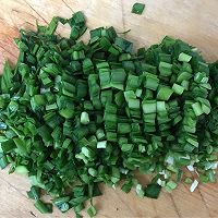 韭菜香肠鸡蛋饼的做法图解1
