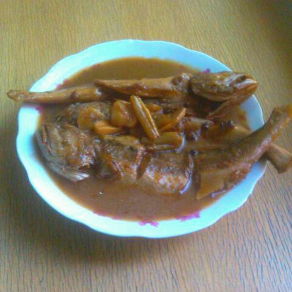 Stewed yellow croaker in iron pot