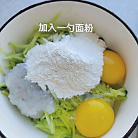 宝宝辅食：黄瓜虾泥鸡蛋饼的做法图解4