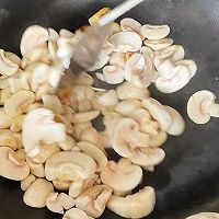 #厚味开学季#减脂鸡胸肉蘑菇意面的做法图解7