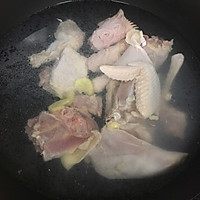牛肝菌炖鸡的做法图解1