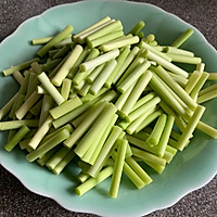 蒜苗胡萝卜牛肉丝的做法图解2