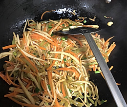 鸡腿菇素炒莴笋胡萝卜的做法