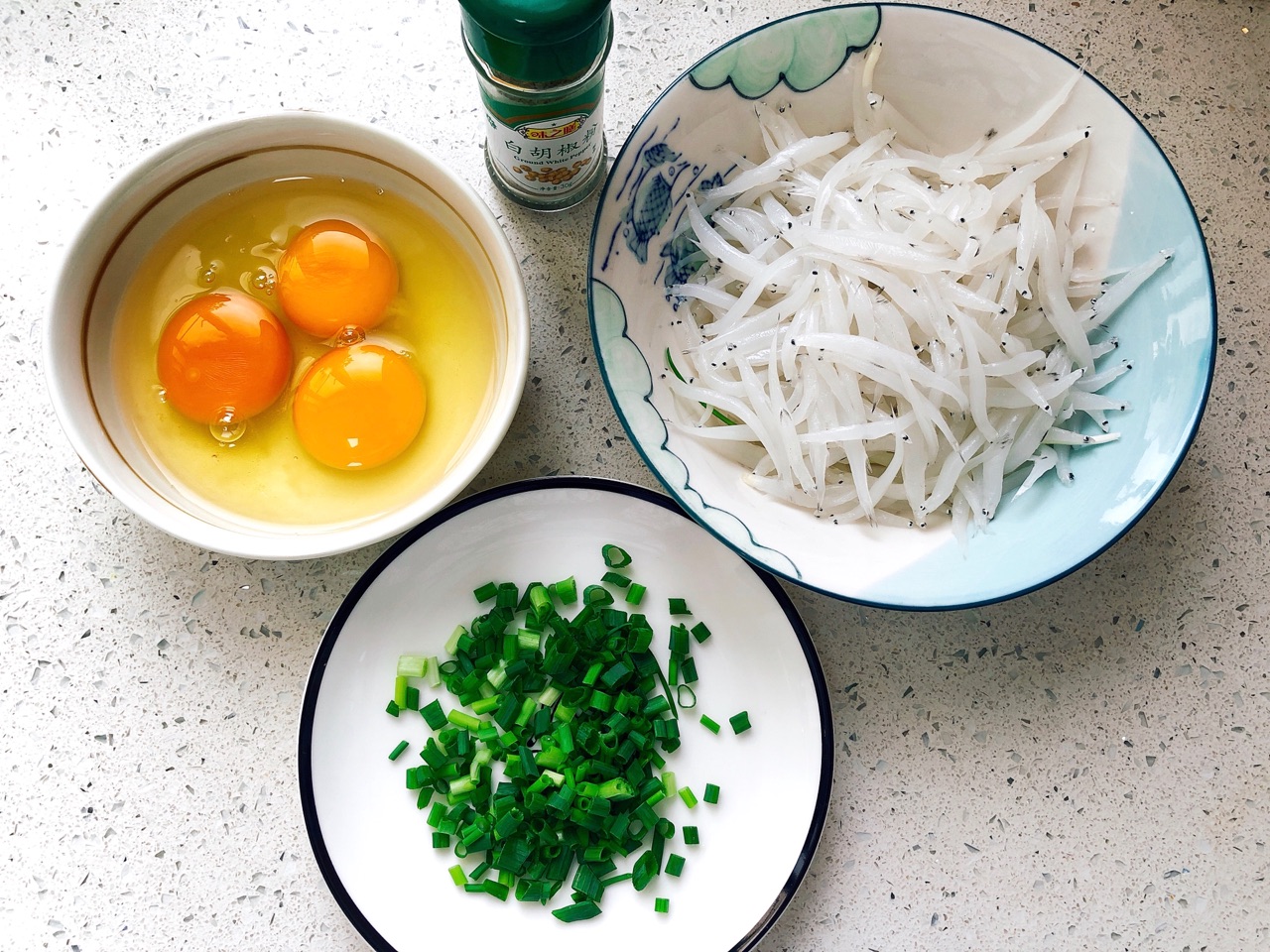 银鱼煎蛋,银鱼煎蛋的家常做法 - 美食杰银鱼煎蛋做法大全