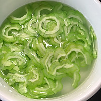 #珍选捞汁 健康轻食季#凉拌苦瓜的做法图解2