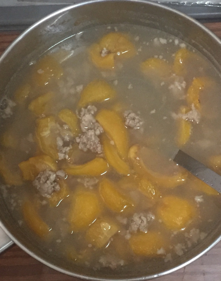 枇杷果浸瘦肉汤的做法