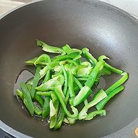 #春天的鲜味#青椒炒酱卤猪耳的做法图解3