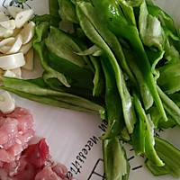 平菇木耳炒肉的做法图解2