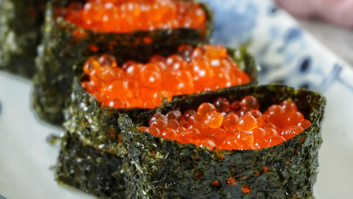 鲜香融合的滋味—鲑鱼鱼籽寿司