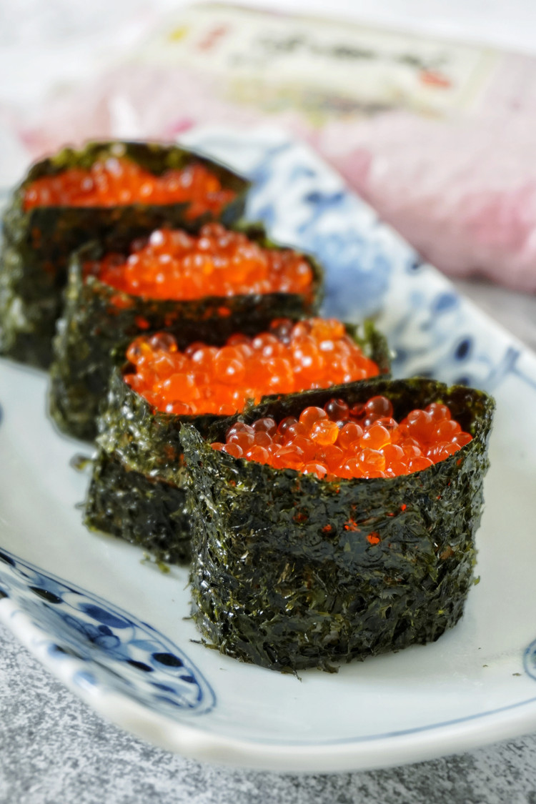 鲜香融合的滋味—鲑鱼鱼籽寿司的做法