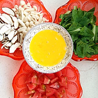双菇蕃茄蛋汤的做法图解2