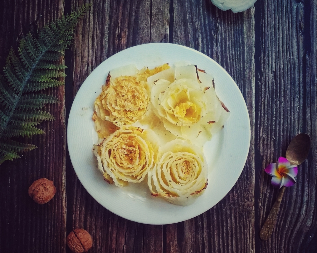 Roasted baby cabbage with garlic salt