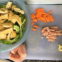 炸豆腐炒苦瓜的做法图解1