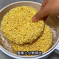 #巨下饭的家常菜#网红炒方便面的做法图解2