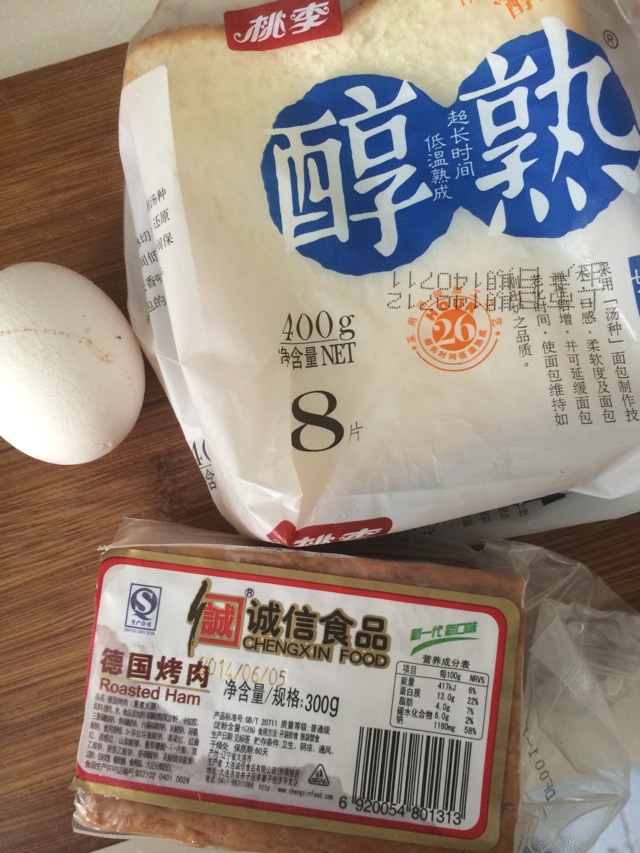 快手早餐火腿肠吐司卷的做法图解1