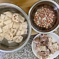 莲藕筒骨汤的做法图解2