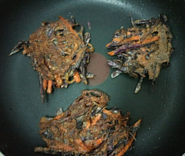 紫薯胡萝卜丝饼的做法