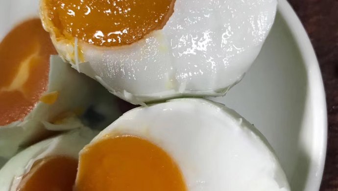 腌制富到流油的咸鸭蛋