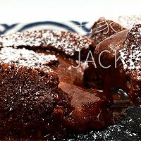 巧克力熔岩蛋糕，叉一小块蛋糕，沾着流动的巧克力酱，一口销魂。的做法图解17