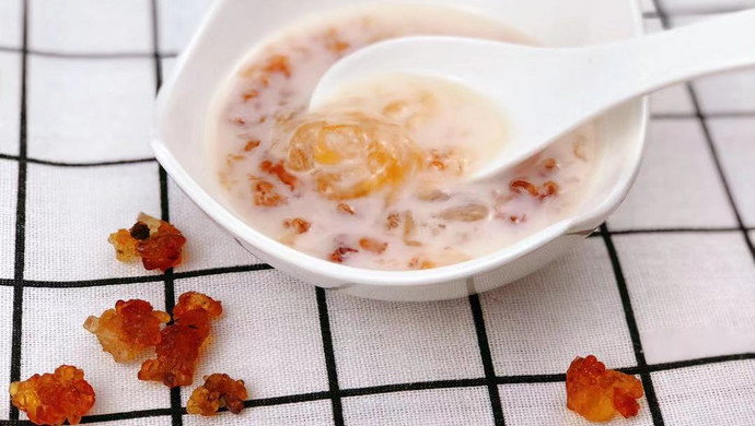 桃胶炖牛奶