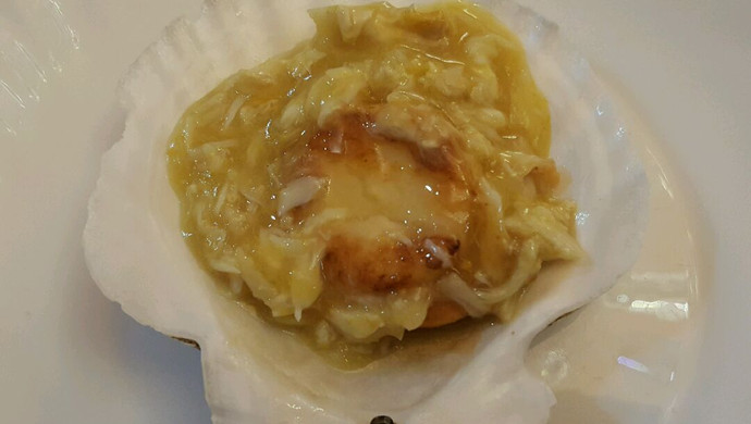 香煎元贝配大闸蟹粉浓汁（西式）