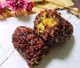 #美食新势力#海苔肉松紫米粢饭团的做法