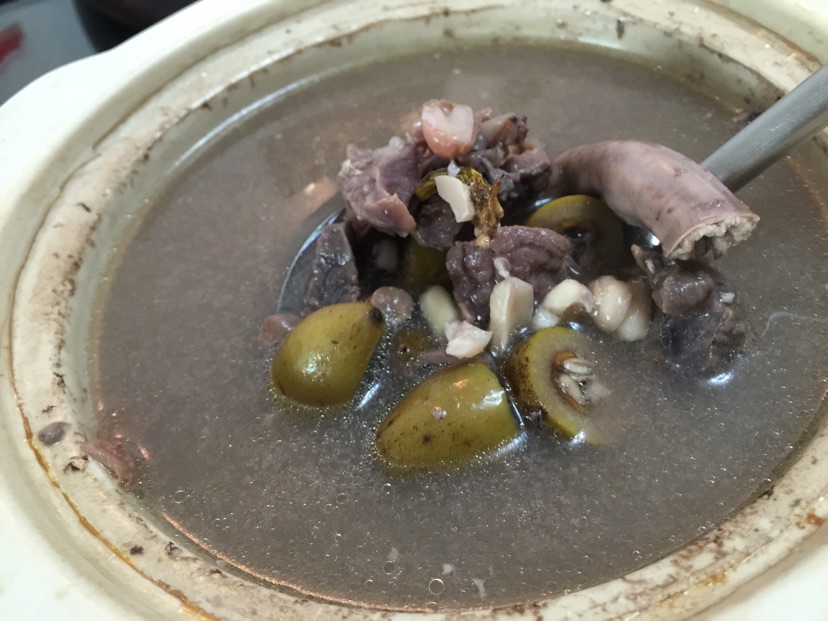 霍斛青橄榄炖花生猪肺粉肠汤的做法图解4