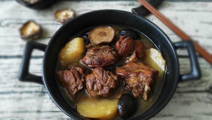 鸭肉炖香菇土豆