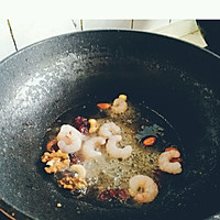 菠萝虾仁蛋炒饭的做法图解3