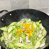 丝瓜白蘑菇烧毛豆米的做法图解5