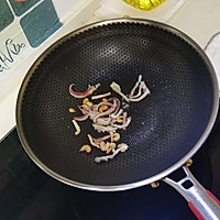 #本周热榜#家常菜之芹菜炒鱿鱼的做法图解4