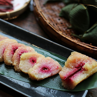 古法枧水苏木粽，晶莹的糯米中间一点殷红。