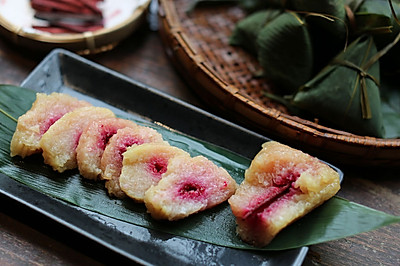 古法枧水苏木粽，晶莹的糯米中间一点殷红。