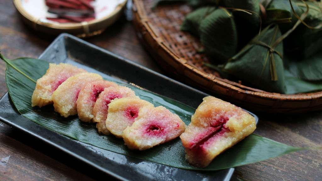 古法枧水苏木粽,晶莹的糯米中间一点殷红。