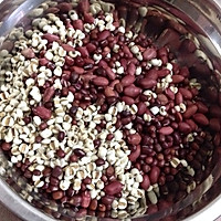 红豆薏米花生糖水的做法图解2
