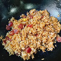 五彩缤纷菠萝炒饭的做法图解4