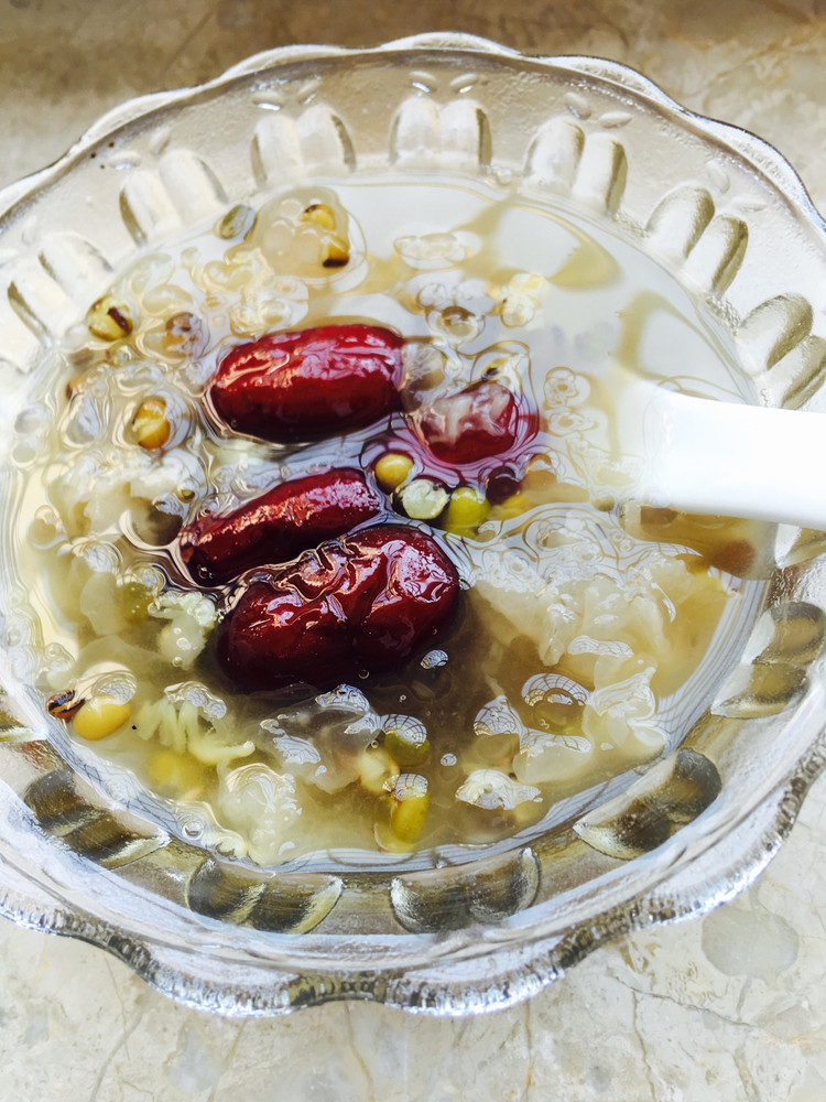 银耳西米绿豆甜汤的做法