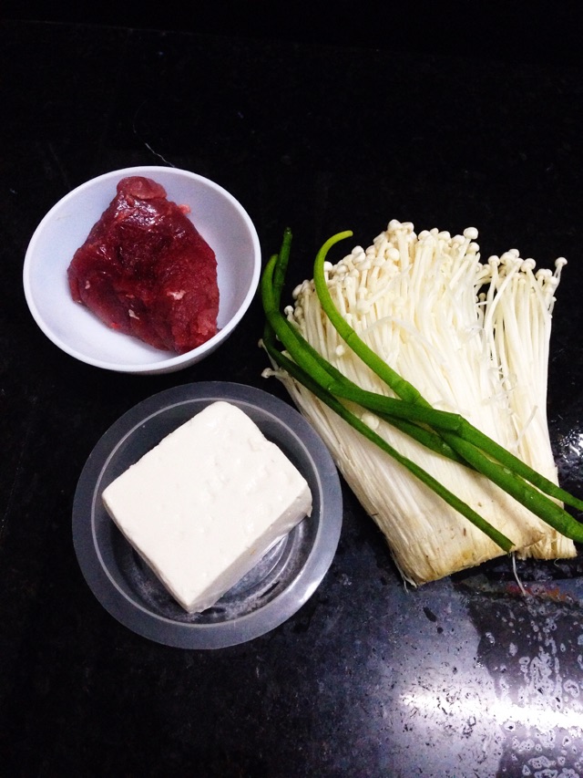 豆腐金针菇的做法图解1
