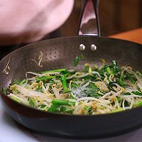 韭菜炒绿豆芽—迷迭香的做法图解4